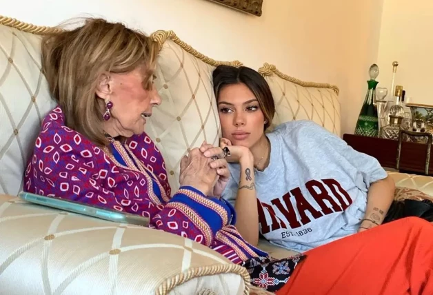 María Teresa Campos hablando con su nieta Alejandra Rubio