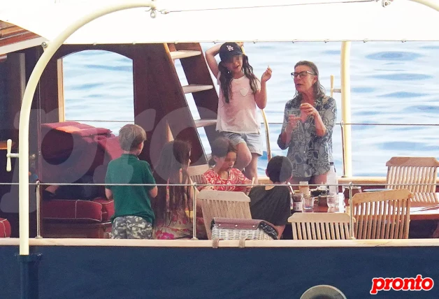Carolina de Mónaco con sus nietos en un barco.