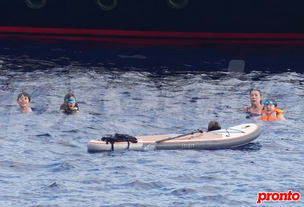 Carolina de Mónaco bañándose en el mar con sus nietos.