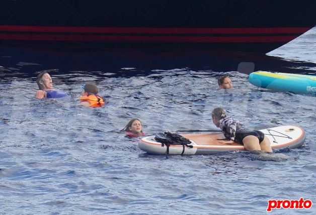 Carolina de Mónaco bañándose con sus nietos en el mar.