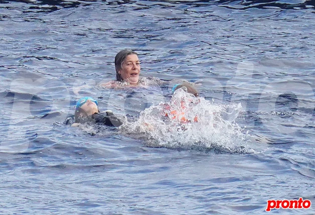 Carolina de Mónaco bañándose con sus nietos en el mar