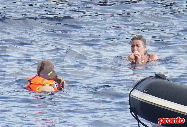Carolina de Mónaco bañándose en el mar con sus nietos.