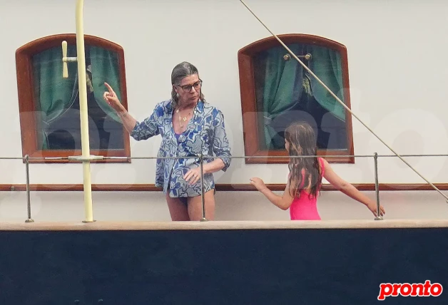 Carolina de Mónaco con su nieta en cubierta.