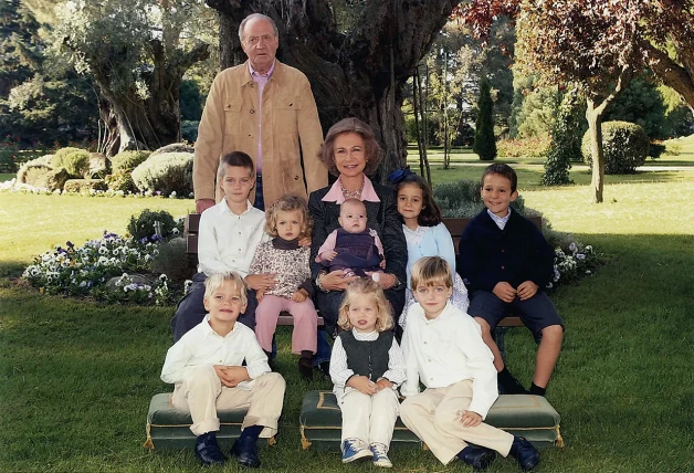 Juan Carlos I y la Reina Sofía posando con sus nietos pequeños.