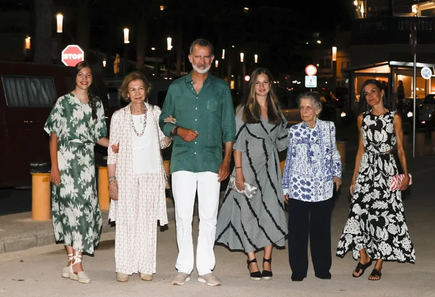 Los reyes Felipe y Letizia y la reina Sofía con la princesa Leonor y la infanta Sofía.