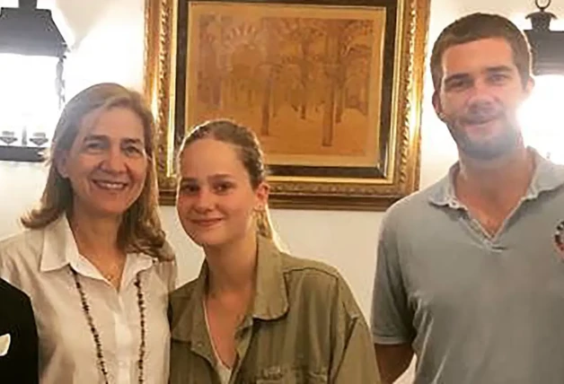 La infanta Cristina posando con sus hijos.