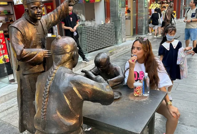 Gloria Camila con unas estatuas en china