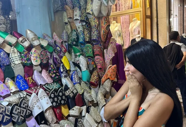 Isa Pantoja viendo zapatos en su viaje a Marrakesh