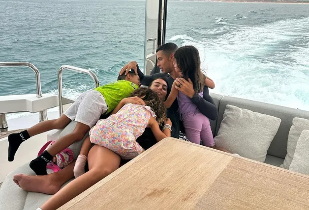 Georgina Rodriguez. Cristiano Ronaldo e hijos en su yate.