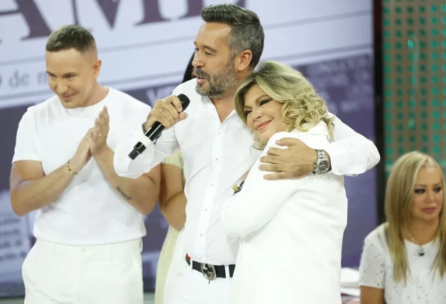 Kike Calleja y Terelu, dándose un abrazo.