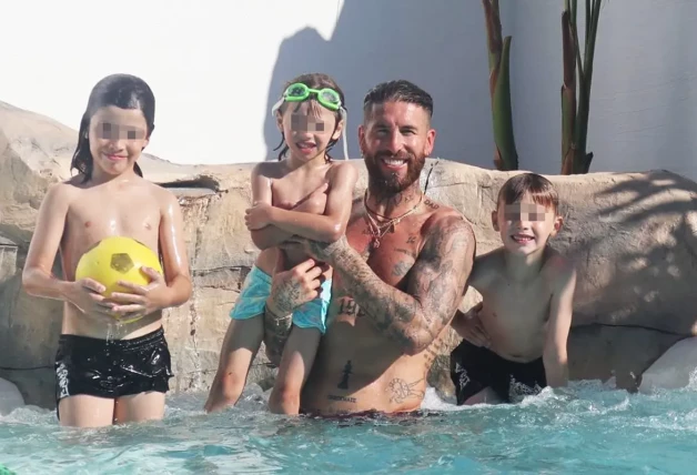 Sergio Ramos en la piscina con tres de sus hijos.