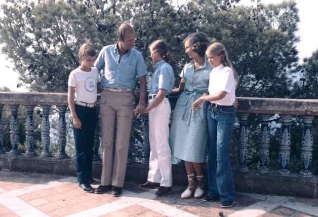 Juan carlos y Sofía con sus hijos.