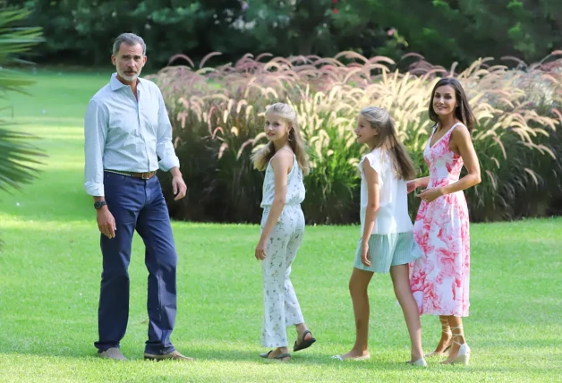 Felipe y Letizia con sus dos hijas paseando por los jardines de Marivent.