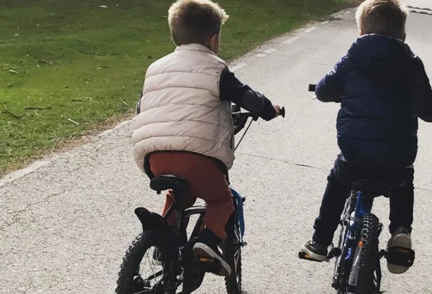 Yago y Gonzalo, los hijos de Sonsoles Ónega, en bicicleta.