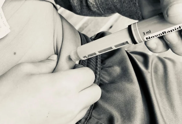 En el Día Mundial del Niño, Sonsoles compartió esta imagen de su hijo pinchándose insulina.