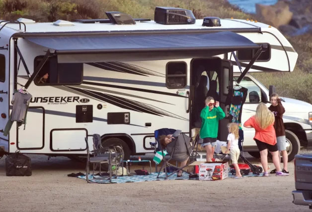 Tori Spelling y sus hijos en su caravana