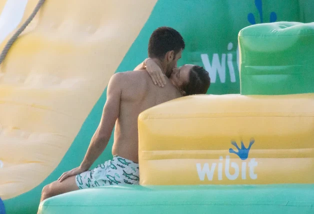 Djokovich besa a su mujer