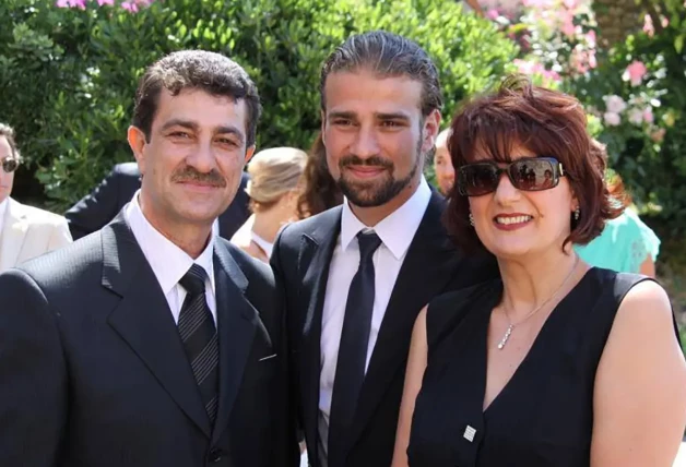 Mario Biondo con sus padres