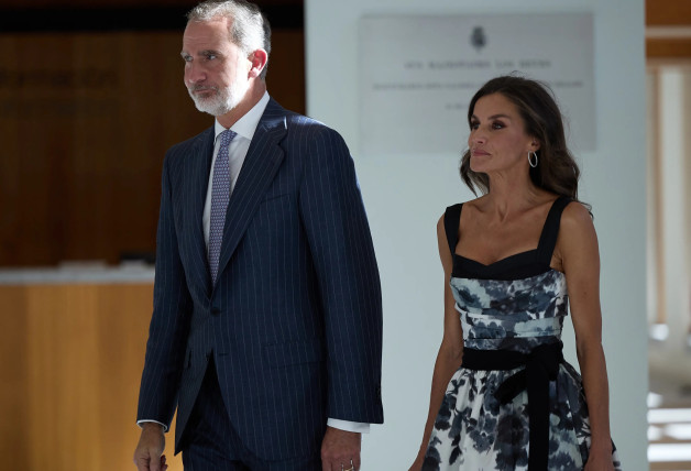 La reina Letizia con un vestido de flores de Carolina Herrera