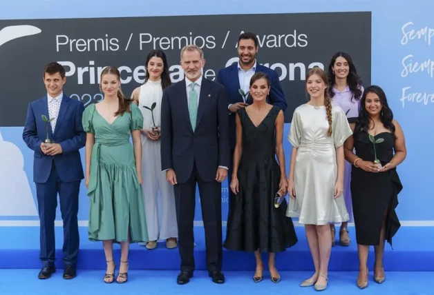 La reina Letizia con un vestido azul