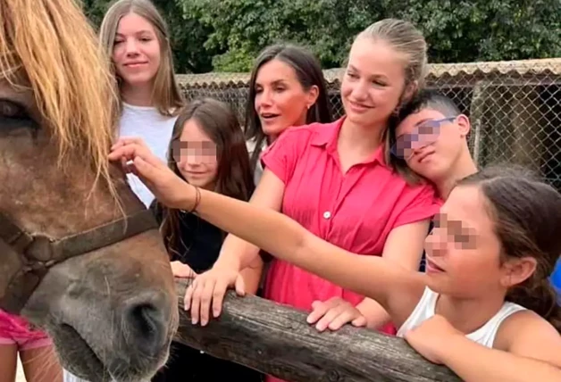 Letizia con niños en la granja escuela