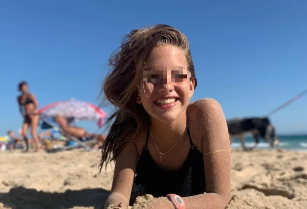 Triana, la hija de Manuel Díaz, en la playa.