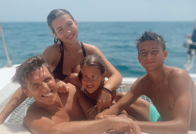 Manuel Díaz y sus tres hijos en un barco