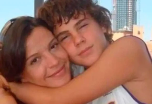 Daniel de niño con su madre, Silvia Bronchalo.
