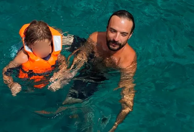 Padre e hijo jugaron en el agua