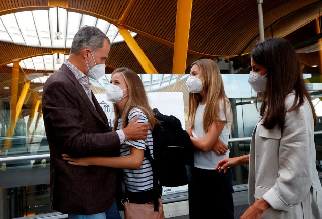 Familia real española con mascarillas en el aeropuerto