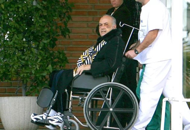 José Luís Moreno en silla de ruedas saliendo del hospital