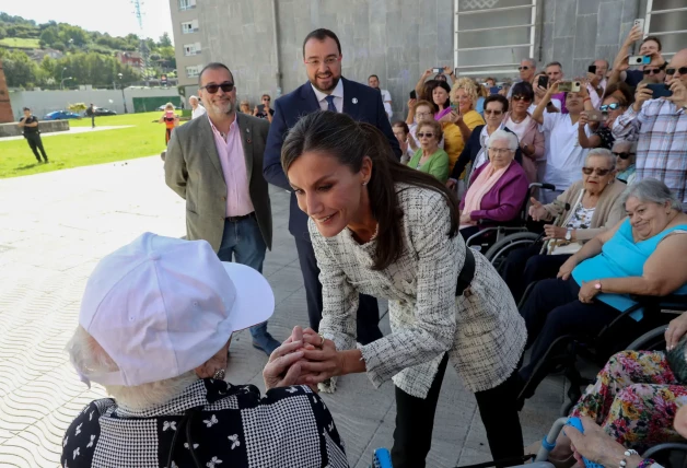 Letizia con gente mayor.