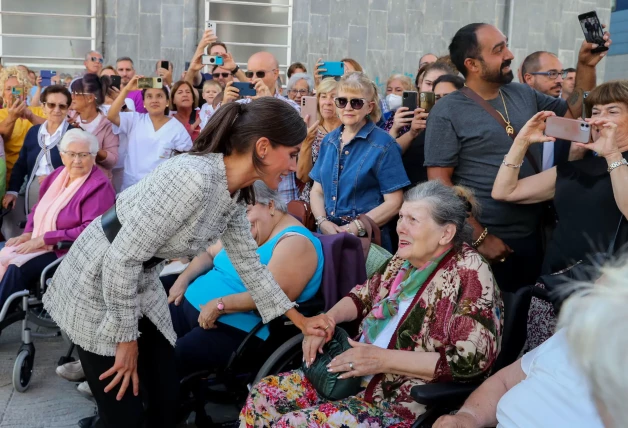 Letizia con gente mayor.