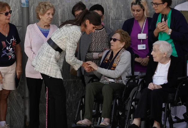 Letizia con gente mayor.