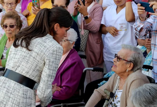 Letizia con gente mayor.