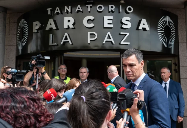 Pedro Sánchez, a su llegada al tanatorio.