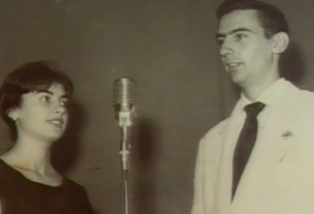 María Teresa con su hermano Paco en la radio.