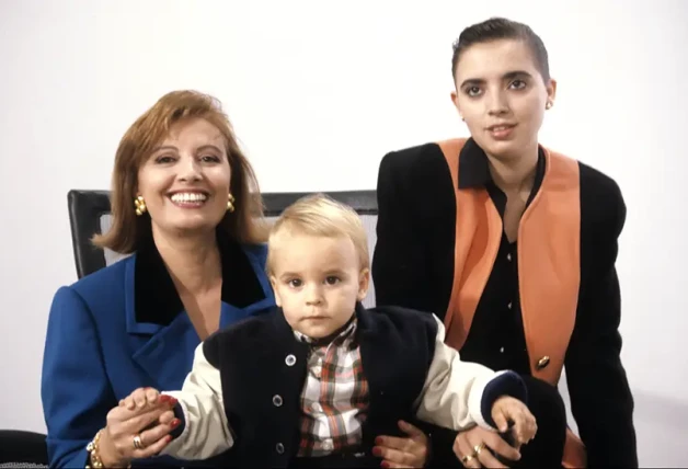 María Teresa Campos y Carmen Borrego con su nieto.