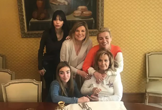 María Teresa Campos con sus hijas y sus nietas.