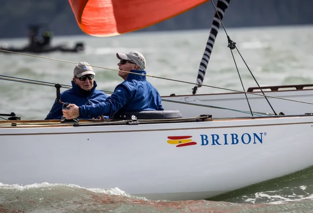 Juan Carlos, a bordo del ‘Bribón’ en una de las regatas.