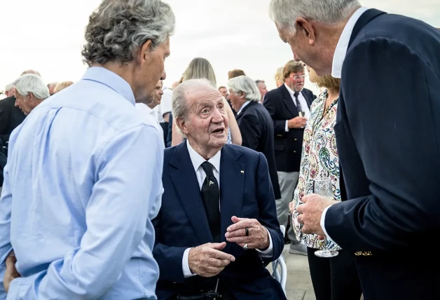 Juan Carlos charlando con asistentes a la inauguración del campeonato.