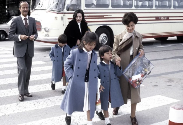 Papuchi con sus nietos, en uno de sus viajes a Madrid.