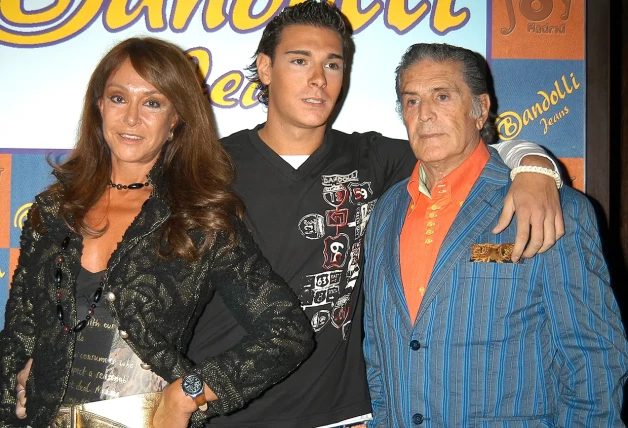 Jacobo con su madre Mari Ángeles y el patriarca de la familia.