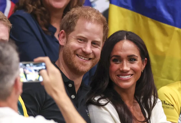 Harry y Meghan posando para una foto.