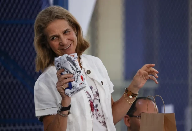 Elena con una camiseta en la mano.