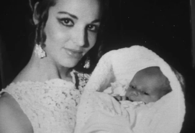 Alejandro Sanz bebé en brazos de su madre.