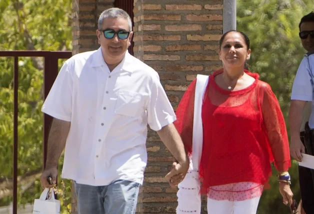 Agustín Pantoja paseando con Isabel Pantoja.