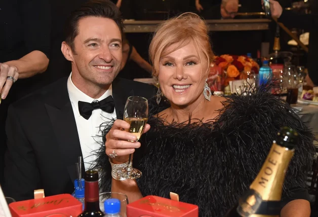 Hugh Jackman brindando con su exmujer.