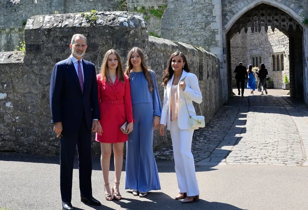 A finales del curso pasado, los Reyes y Sofía acudieron al internado de Gales para la graduación de Leonor, como harán cuando la Infanta termine.