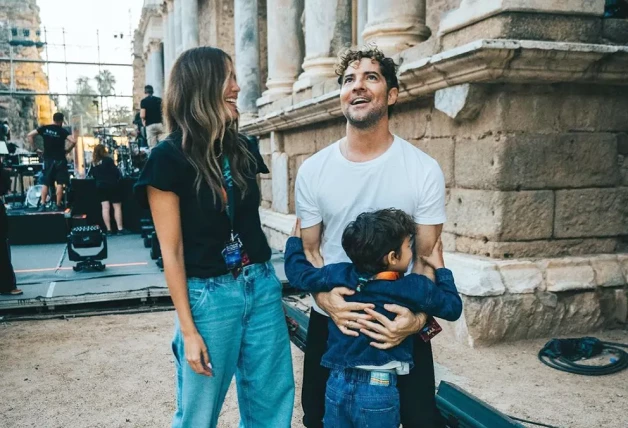 El cantante junto a Rosanna y al pequeño Matteo durante el montaje del escenario en el Teatro Romano de Mérida.